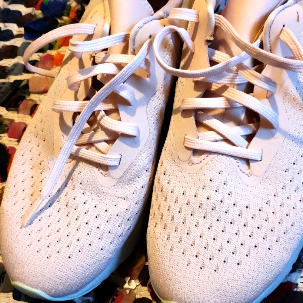 Hello I'm selling some women's Nike odyssey react.